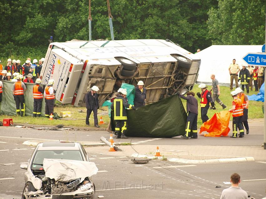 Schwerer Unfall mit Reisebus Lohmar Donrather Dreieck P534.JPG